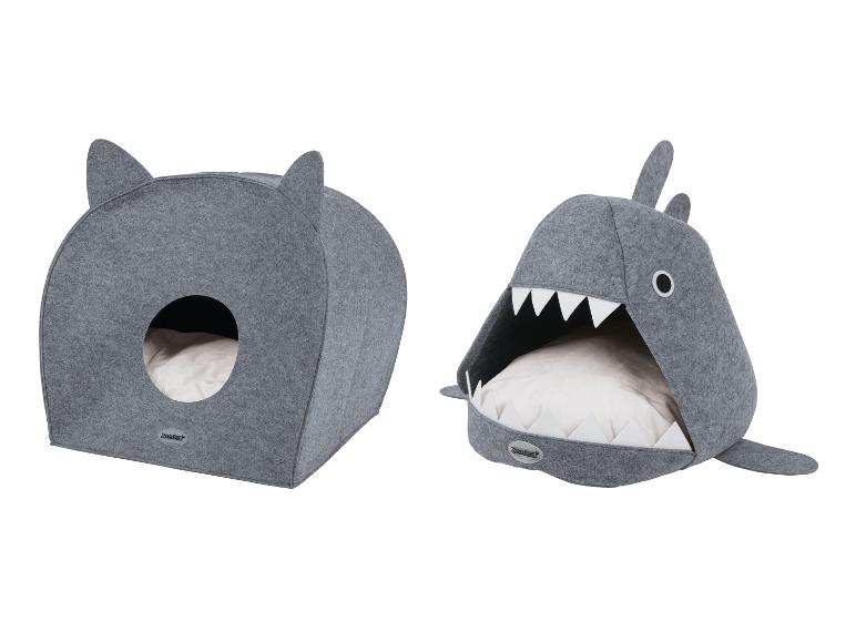 Twee knusse ZooFari huisdierenbedden: een met kattenoren, een in de vorm van een haai.