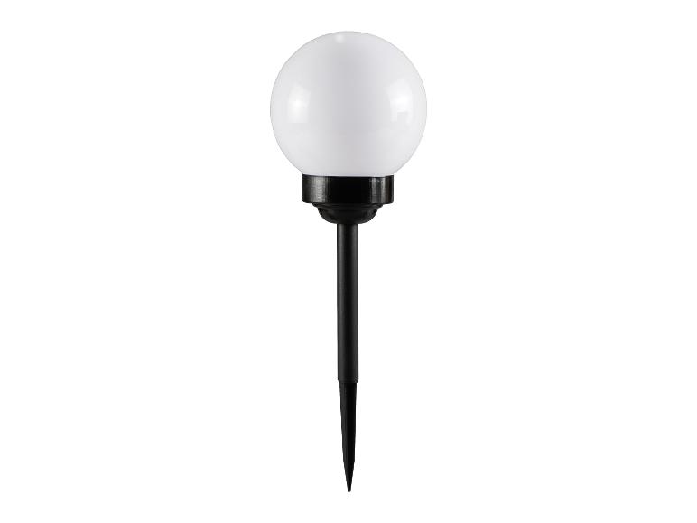 Witte bolvormige tuinlamp met zwarte grondpin voor buitenverlichting.