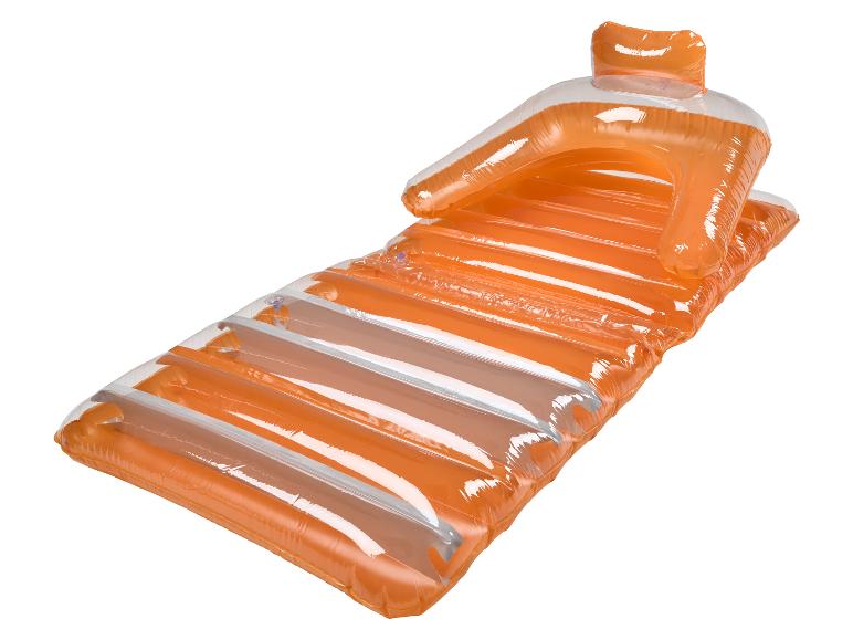 Oranje opblaasbaar matras met rugleuning en hoofdsteun.