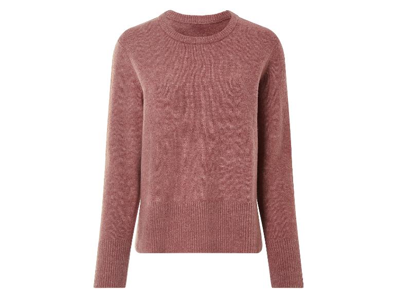 Een roze gebreide trui met lange mouwen.