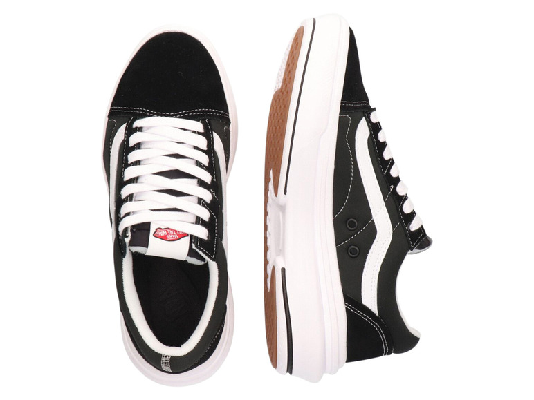 Een paar zwarte Vans Old Skool sneakers