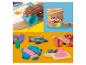 Kind speelt met boetseerklei en accessoires om dieren en pleisters te maken.