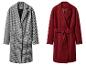 Twee lange jassen: één zwart-wit pied-de-poule, één rode met strikceintuur.