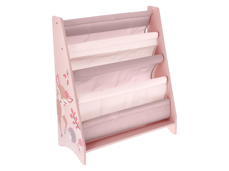 Roze kinderboekenrek met stoffen planken en bosdiermotief.