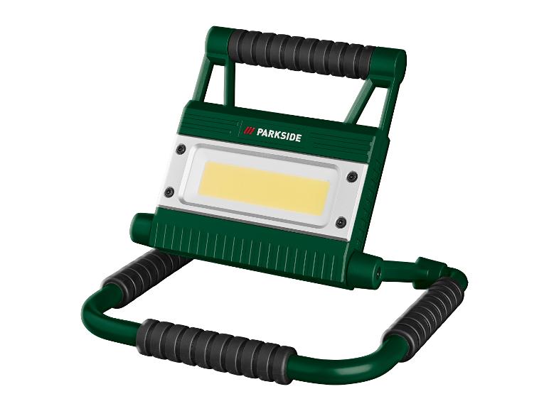 Een groene en zwarte draagbare LED-werklamp met een helder geel lichtpaneel.