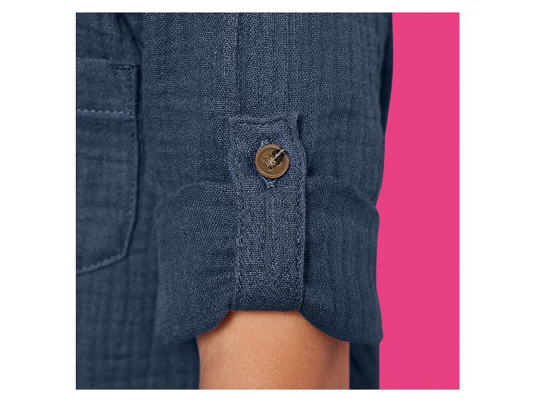 Donkerblauw linnen overhemd met opgerolde mouwen en knoop