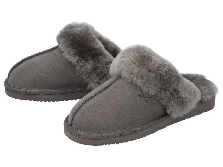 Een paar grijze suède pantoffels met bontvoering