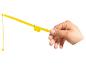 Een hand die een gele hengel vasthoudt.