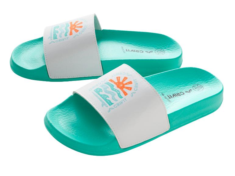 Twee turquoise slippers met een witte band en een kleurrijk zon- en golfpatroon.