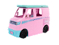 Roze en lichtblauwe speelgoedcamper voor poppen met logo op de zijkant.