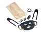 Zwart schoonheidsgezichtsmasker met gouden details, afstandsbediening en accessoires.