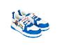 Paar witte en blauwe kindersneakers met superheldenafbeelding en de tekst 'SWING INTO ACTION'.