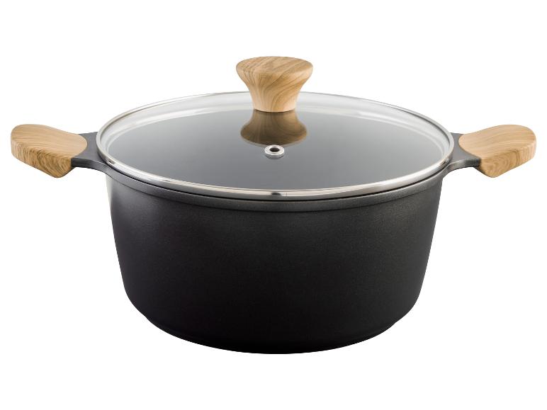 Zwarte pan met glazen deksel en houten handgrepen.