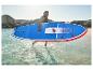 Lachende man draagt een blauw en rood paddleboard door het water.