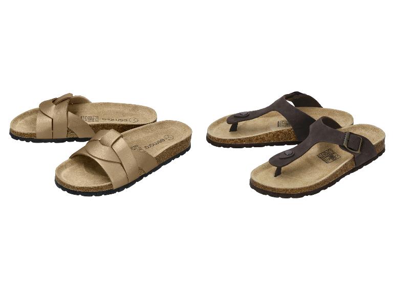 Twee paar sandalen: een paar gouden instappers en een paar bruine teenslippers met kurkzolen.