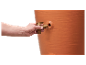 Kraan op een grote terracotta watertank.