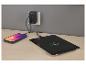Telefoon en tablet worden opgeladen via een multifunctionele oplader die in het stopcontact zit.