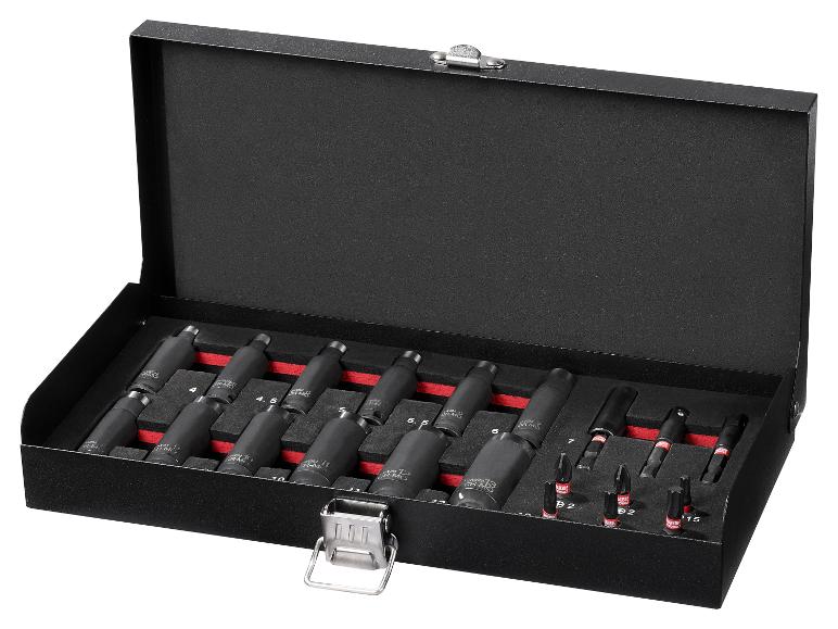 Zwarte metalen doos met een set slagdoppen en schroevendraaierbits, georganiseerd in schuimrubberen inzetstukken.