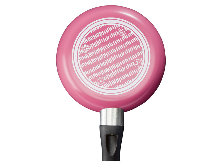 Roze koekenpan met een gegraveerd ontwerp