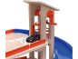 Houten speelgoedgarage met lift en een kleine zwarte raceauto.
