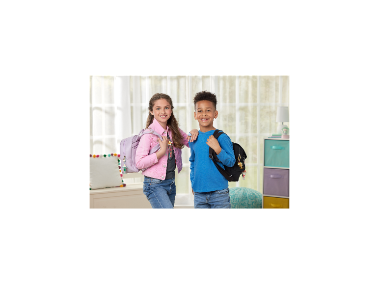 Twee kinderen met rugzakken en bedels, klaar voor school.