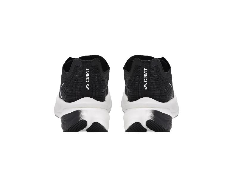 Twee zwart-witte sportschoenen, van achteren gezien.