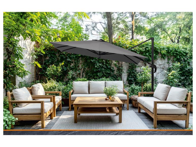 Buitenmeubelset met een grote grijze zweefparasol.