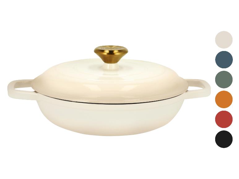 Crèmekleurige gietijzeren braadpan met gouden knop en kleurstalen