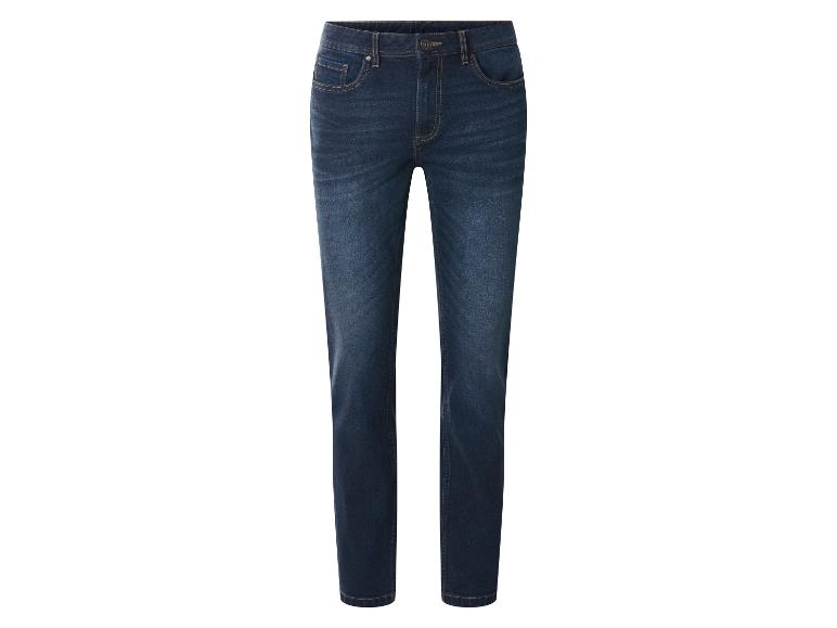 Donkerblauwe herenjeans met vijf zakken en bruine stiksels.
