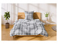 Een grijs-wit geruit beddengoed op een houten bed.