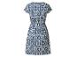 Zomerjurk met blauw-wit ikatpatroon en elastische taille.