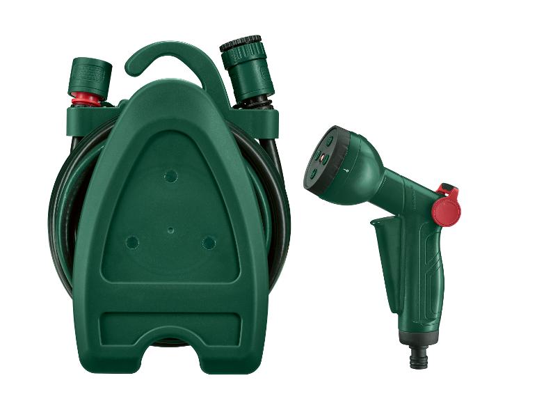 Donkergroene Parkside tuinslang met haspel en spuitpistool.