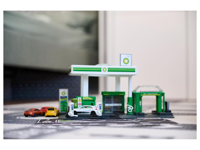 BP tankstation speelset met speelgoedauto's op een baan.
