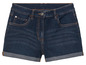 Een paar blauwe denim shorts met opgerolde zoom.