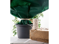 Potplant met groene beschermhoes en touw op een houten blok.