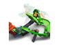 Groene speelgoedbaan met een monstertruck die op een dinosaurusfiguur afrijdt.