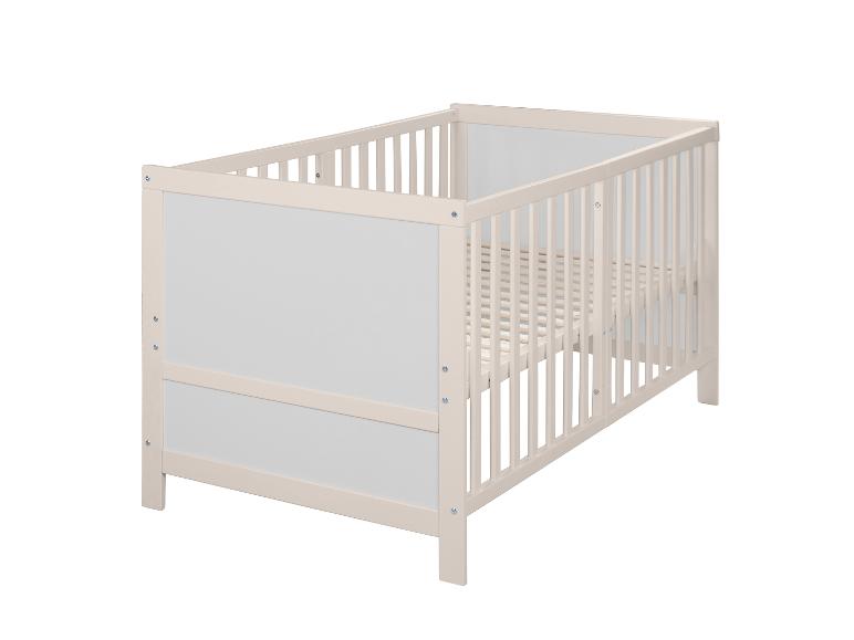 Licht houten babybedje met witte zijkanten en spijlen