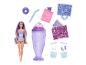 Pop met paars haar, badpak, accessoires en milkshakebeker.