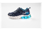 Blauwe kindersneakers met oplichtende zolen.