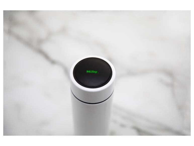 Witte thermosfles met zwarte deksel en groen Nûby-logo op een marmeren achtergrond.