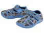 Twee blauwe sandalen met Mickey Mouse print.
