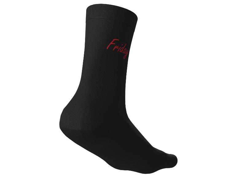 Zwarte sok met de tekst 'Friday' in rood schrift