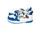 Paar witte en blauwe kindersneakers met een superheldenafbeelding en de tekst 'SWING INTO ACTION'.