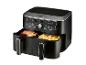Dubbele airfryer met gebraden kip en friet, met digitale bediening.