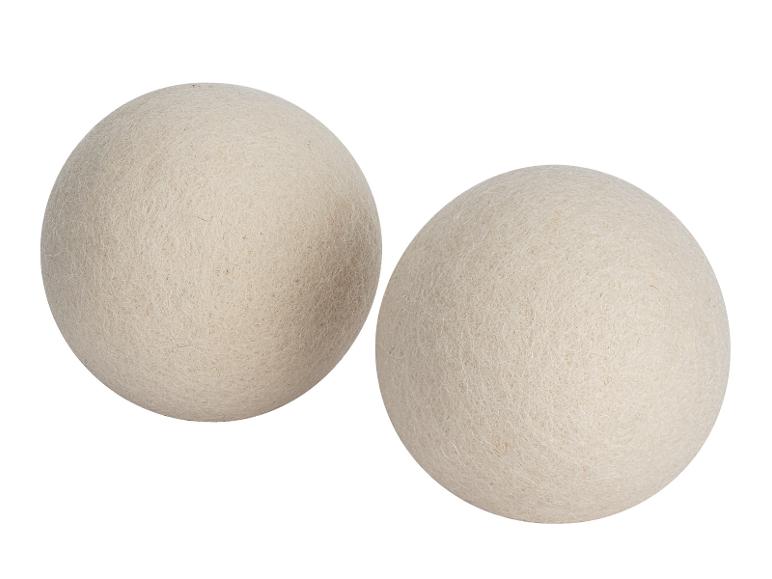 Twee wollen wasballen voor de wasmachine.