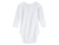 Een wit babypakje met lange mouwen.