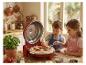 Twee kinderen maken pizza met een rode pizzaoven, verse ingrediënten op een houten tafel.