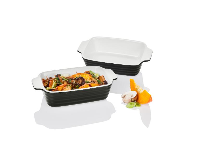 Twee bakvormen met gebakken pompoen en champignons