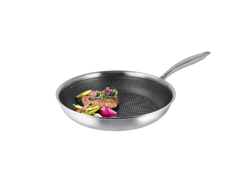 Steak en groenten in een roestvrijstalen pan.