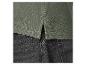 Detail van een groen poloshirt met zijsplitten, gedragen over een donkere jeans.